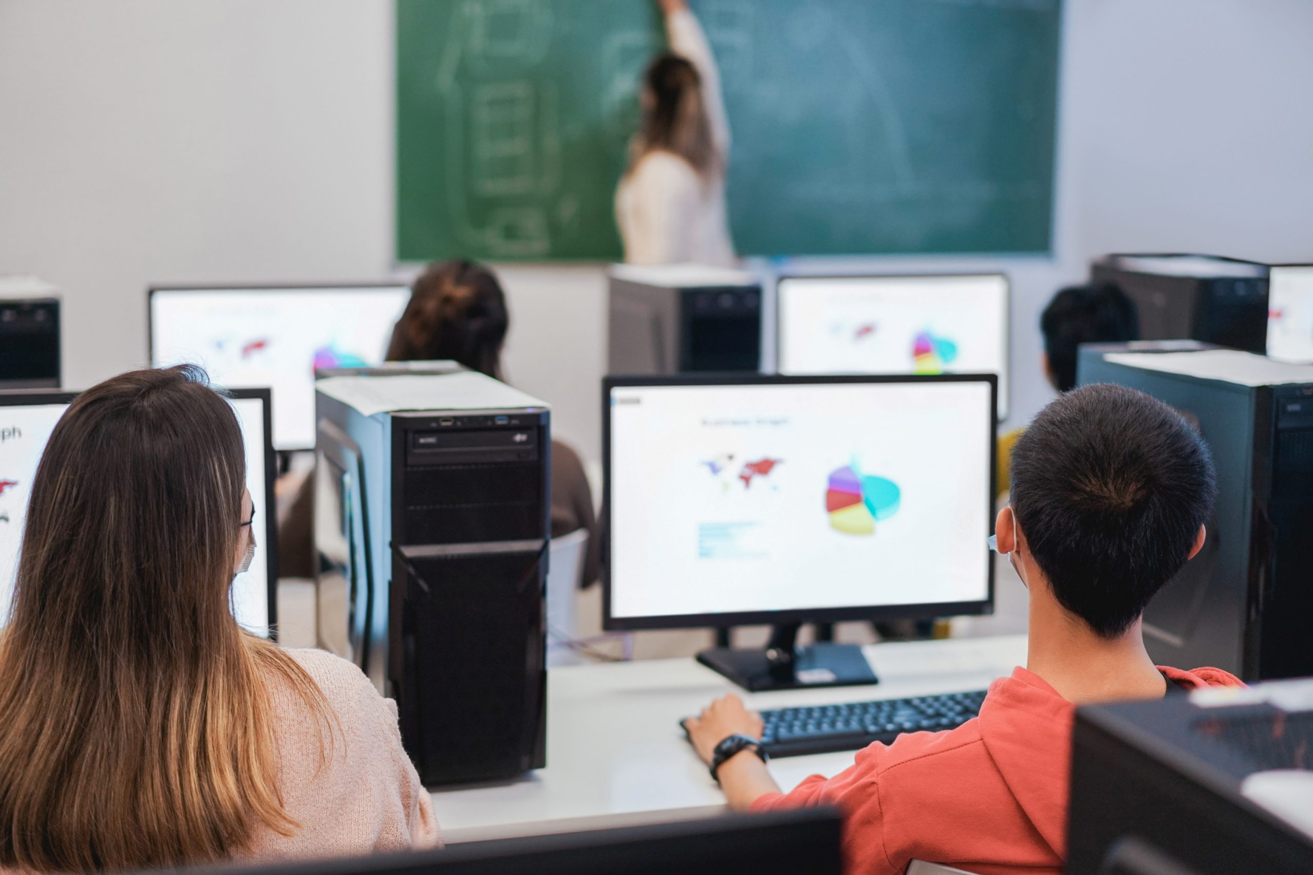 Imagem destaque para Ensino Superior e IA: Por que a Certificação Gemini é o novo diferencial competitivo para estudantes e docentes