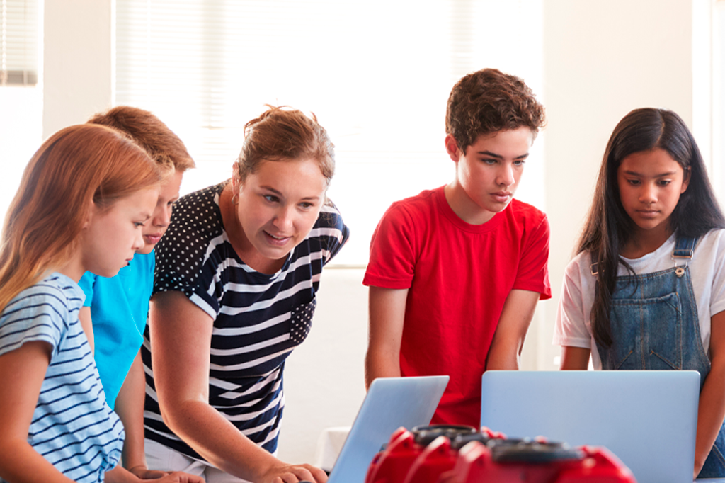 Imagem destaque para Quase metade dos estudantes brasileiros de 15 anos já usa IA para estudar: o que isso muda para as escolas?